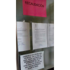 Cartel colgado en la oficina. DL