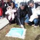 Los gemelos Álvaro y Lucía, junto con sus padres, Jesús y Esther, y el alcalde, Miguel Martínez