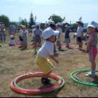 Varios niños juegan con hulahops, durante el pequeverano del año pasado