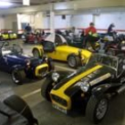 La foto muestra una parte del grupo de 30 Lotus Seven aparcados en el hotel Temple de Ponferrada