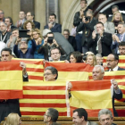 Diputados del PPC muestran banderas españolas y catalanas tras aprobarse en el Parlament de Cataluña la resolución conjunta de Junts pel Sí y la CUP que pretende ser el inicio del proceso hacia la independencia de Cataluña, una resolución que, según ha an