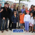 Estela de Carlotto y el cónsul de Argentina, Roberto Gudiño, durante la inauguración de la calle.