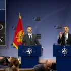 El ministro de Exteriores de Montenegro, Igor Luksic (izquierda) y el secretario general de la OTAN, Jens Stoltenberg, tras la invitación al país balcánico.