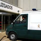 El furgón que trasladaba a El Cañueto llega a los Juzgados de La Bañeza para que preste declaración