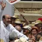 Rubalcaba saluda a los asistentes de la Fiesta de la rosa, ayer, en Valencia.