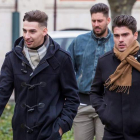 Lucho, Viti y Raúl Calvo llegan a la Audiencia de Burgos el día que se dictó sentencia.