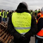 EPA9761. FRONTIGNAN (FRANCIA), 19/11/2018.-Manifestantes vestidos con chalecos amarillos bloquean el acceso a la refinería de Frontignan, al sur de Francia.