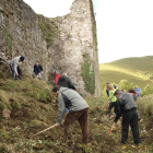 Voluntarios en una de las últimas limpiezas del castillo de Vega.