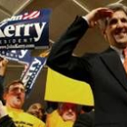 Kerry saluda a sus simpatizantes tras conocer su victoria en Iowa