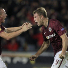 El jugador del Sparta de Praga, Tomas Zapotocny celebra con su compañero Bekim Balaj el gol de este.