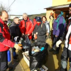 Los participantes en la limpieza del Camino seleccionaron la basura