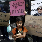 Refugiados sirios protestan frente a la Embajada alemana en Atenas. YANNIS KOLESIDIS