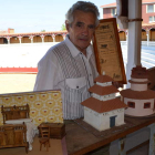 Paco en la plaza de toros coyantina junto a algunas de sus maquetas.