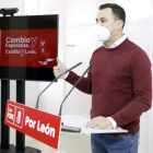Javier Alfonso Cendón, ayer en la sede el PSOE, cuando denunció el parón de Torneros. MARCIANO PÉREZ