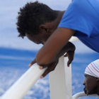 Dos jóvenes migrantes abordo del barco de rescate Aquarius en el Mediterráneo. GUGLIELMO MANGIAPANE