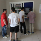 Primeros aficionados que ayer compraron sus entradas en las oficinas de El Toralín
