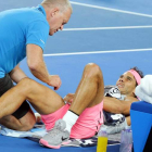 Nadal es atendido por el médico. El balear tuvo que abandonar en el quinto set frente a Cilic. CRISTINO