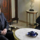 El cardenal cubano Jaime Ortega y Alamino conversa con Moratinos durante su encuentro en La Habana.