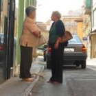 Dos mujeres conversan en la calle de Fernández Cadórniga. Sólo una de ellas puede ocupar la acera