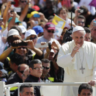 El papa Francisco saluda a los fieles durante la audiencia general de los miércoles.