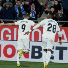 Benzema y Vinicius celebran un gol del Madrid.