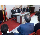 El presidente de la Junta de Castilla y León, Juan Vicente Herrera  y el vicepresidente de Inditex y de la Fundación Amancio Ortega, José Arnau, durante la firma del convenio esta mañana en Valladolid