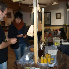 El centro cultural Manuel Rollán acoge este mercado solidario.