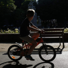 Un niño en bicicleta por el parque San Francisco de León al finalizar el confinamiento por la pandemia. FERNANDO OTERO