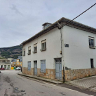Imágenes recientes de la vivienda que estrecha el paso de la LE-711 hacia Fabero. CFC