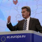 El comisario europeo de Energía, Günther Oettinger, durante una rueda de prensa en Bruselas.