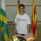 David Antolín posa con el trofeo que le acredita como campeón de España sub 15.