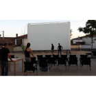 Vista de la pantalla instalada por ‘Cine al fresco’ el pasado sábado en Garrafe de Torío momentos antes de la proyección del documental ‘Palacio’.