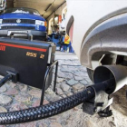 Un dispositivo mide el nivel de emisiones de un VW, en Fráncfort.