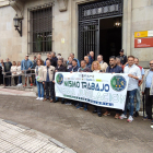 Un momento de la concentración de esta mañana a las puertas de ka Subdelegación del Gobierno de León. P. I.
