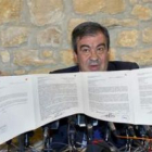 Álvarez-Cascos muestra las denunciasque presentó al Comité de Derechos y Garantías del PP.