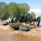 Los vecinos cruzaron el puente llevando las imágenes de san Jorge y la Virgen del Rosario