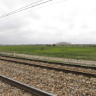 La vía del tren, la plataforma logística de Torneros y los cultivos de cereal.