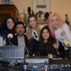 María, de trece años, con Tony Aguilar y las Sweet California.