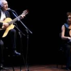 Una mayor entrega el premio a una de las ganadoras