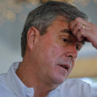 El aspirante republicano, Jeb Bush, quien ha abandonado la carrera electoral, y Hillary Clinton, que venció en Nevada. E. S. LESSER / M. NELSON