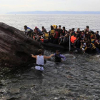 Un grupo de inmigrantes sirios llega este miércoles en lancha neumática a la costa de Mitilene, en la isla griega de Lesbos, tras cruzar el Mediterráneo.