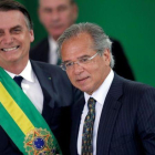 El presidente brasileño, Jair Bolsonaro, junto a Paulo Guedes, ministro de Economía.