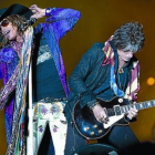 Steven Tyler y Joe Perry, cantante y guitarra de Aerosmith, durante un concierto en Suecia.