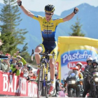 El ciclista australiano Michael Rogers triunfa en la cumbre del Zoncolan, en la penúltima etapa del Giro 2014.