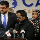 Farhan Khan (centro), cuñado de los autores del tiroteo de San Bernardino, recibe el consuelo de Hussam Ayloush, director de una entidad musulmana, en una rueda de prensa en California.