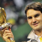 Federer posa con su trofeo tras vencer al ruso Davydenko.