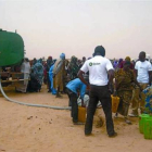 Personal de Intermón Oxfam distribuye agua potable en Mauritania.
