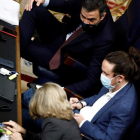 Iglesias con Sánchez y Nadia Calviño, ayer en el Congreso. MARISCAL