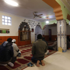 Un grupo de musulmanes rezando en una mezquita de la capital leonesa. JESÚS F. SALVADORES