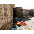 La muralla romana en el callejón, hasta ahora cerrado, de la Era del Moro, donde se van a retomar las obras de restauración. MARCIANO PÉREZ